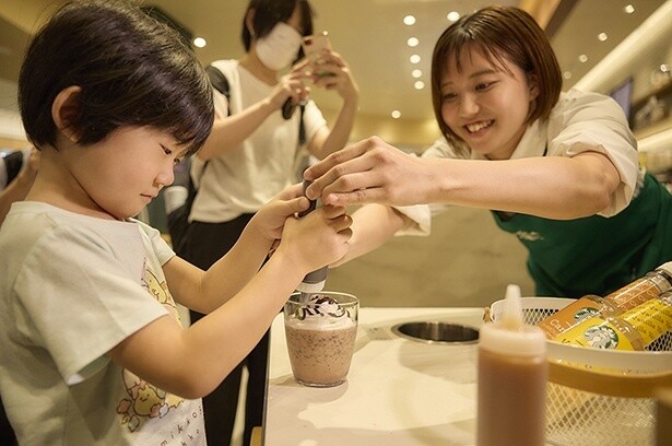 好きなソースやシロップを追加して、自分だけの『キッズ フラペチーノ(R)』を作ってみよう！