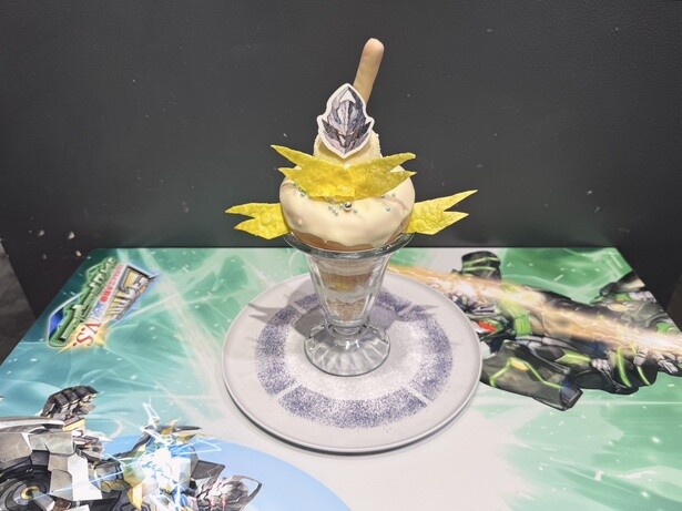 「ダイカガミパフェ」。ホワイトチョコのドーナツがまるまるのっていて、大ボリューム
