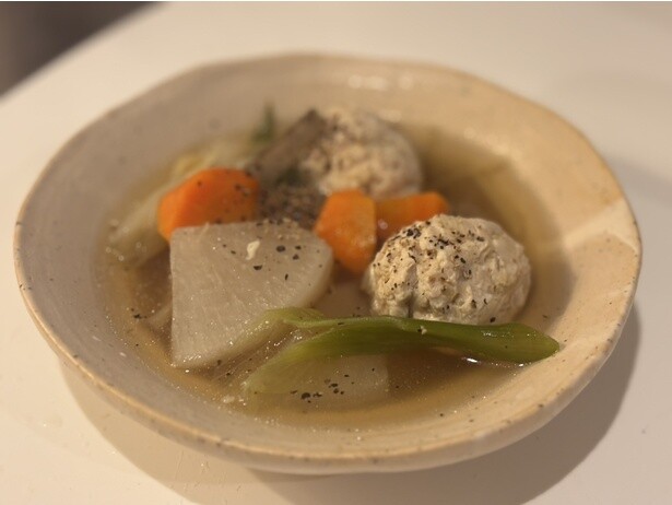 【写真】おすすめ温活メニュー「ショウガ入り鶏団子と根菜のスープ」
