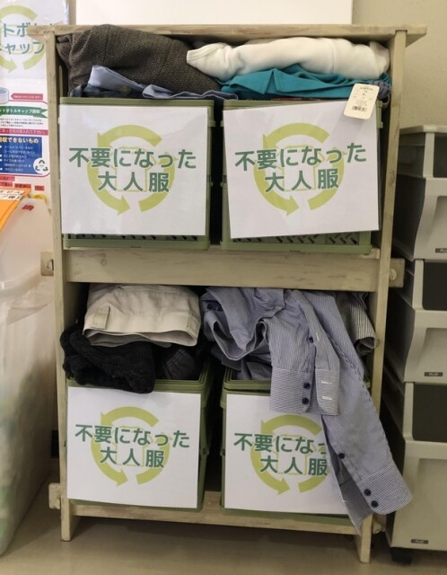 地元に設置されたリサイクルボックスには古着が満載