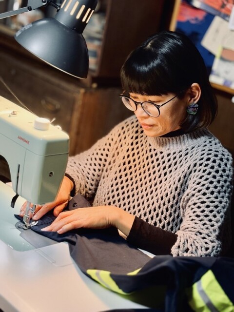 洋裁学校へ通いながら服作りの基礎を覚え、実践する坂井さん