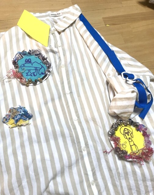 障害者のアートをワッペンのように散りばめたシャツ