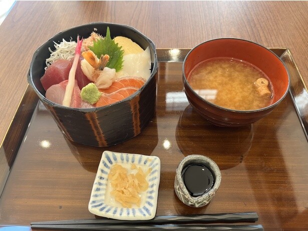「道の駅すさみ」内にある「レストラン蒼海」の「特選海の幸 贅沢丼」(1890円)