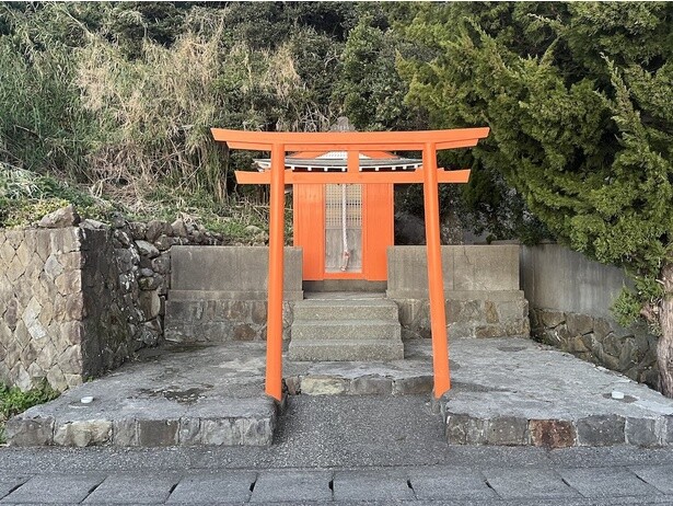 海沿いを歩けば出合える戎神社が、初日の出スポットの目印