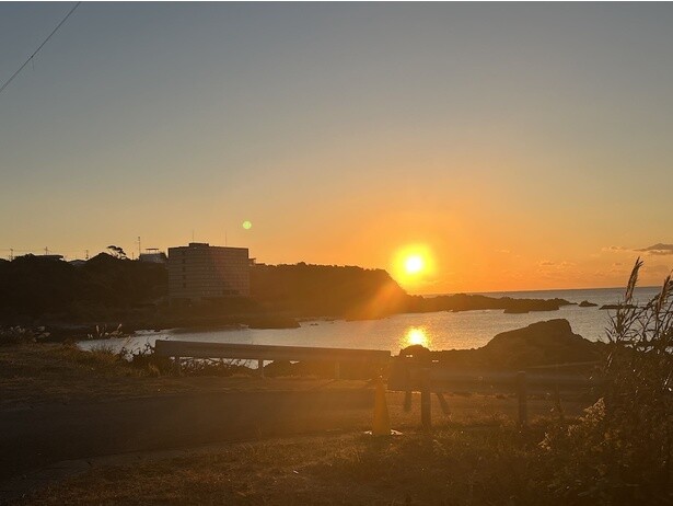 ホテルを背に昇る太陽。一年を無事に過ごせるようお祈りしよう