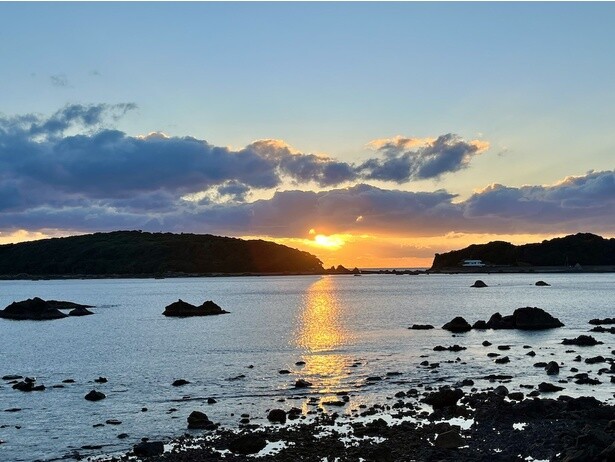 温泉から望める夕方の景色。沈みゆく夕日を見ながら一年を振り返ろう