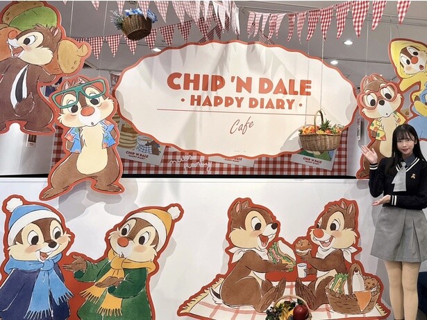店内の真ん中にあるフォトスポットは、たくさんのチップとデールと写真が撮れますよ