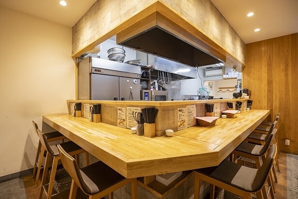 「麺家 獅子丸」の店内。カウンター席のほか、テーブル席もある