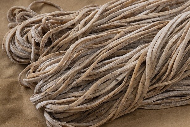 生麺からは、ほのかにカカオの甘い香りがする