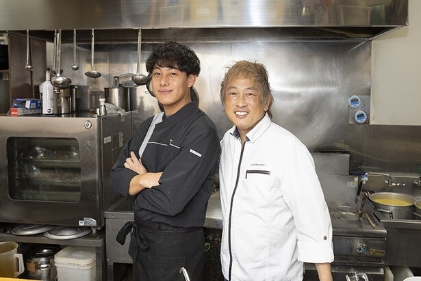 「麺家 獅子丸」の沓名翔平店長(左)と、「パティシエ エス コヤマ」の小山進シェフ(右)