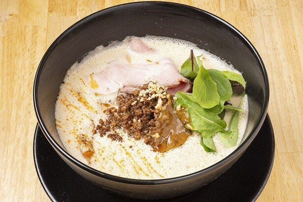 「飛騨牛のカカオ担々麺 マンゴーソースを添えて」(2食セット、2808円) ※写真は調理例、野菜類は付かない