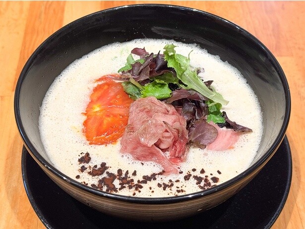 「飛騨牛のカカオ味噌らぁ麺 ローストトマト添え」(1600円)