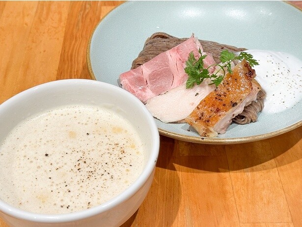 「ポルチーニと名古屋コーチンのカカオ濃厚つけ麺 柚子のエスプーマ添え」(1600円)