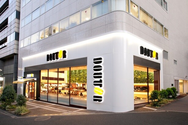 ドトールコーヒーショップ赤坂一丁目店の外観。30周年を迎えた2010年以降のリブランディングでは、白を基調とした外観や完全分煙改装を行い、「白ドトール」と呼ばれていた