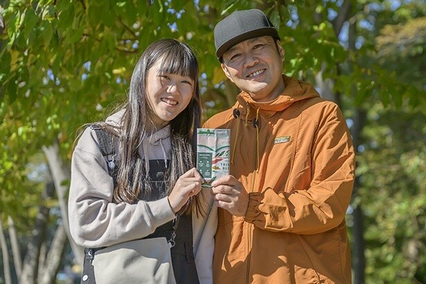 いつも仲の良い親子。リサイクルしたコーヒーパスポートのカバーを手に、参加した感想を教えてくれた
