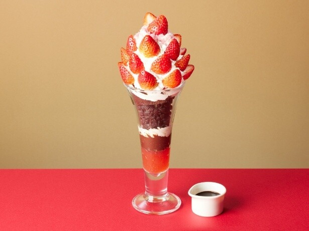 【写真】「いちごとチョコのクイーンパフェ」(1848円)