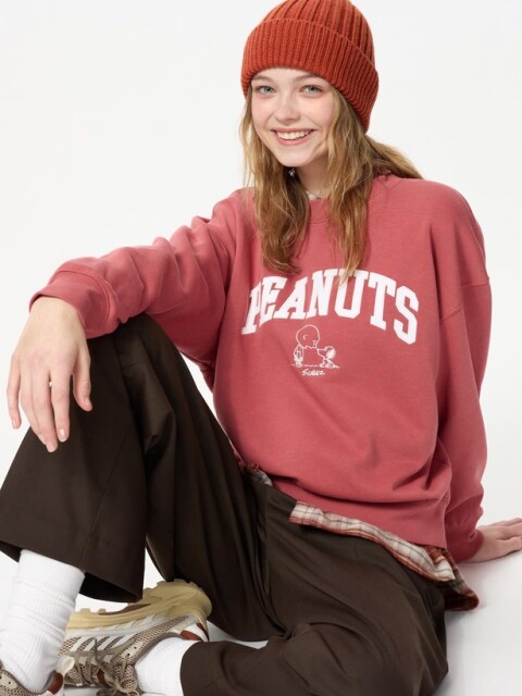  「ピーナッツスウェットシャツ(WOMEN/レッド)」(2990円) 