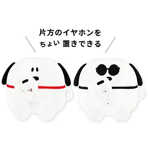 両手で片方のイヤホンを抱きしめる