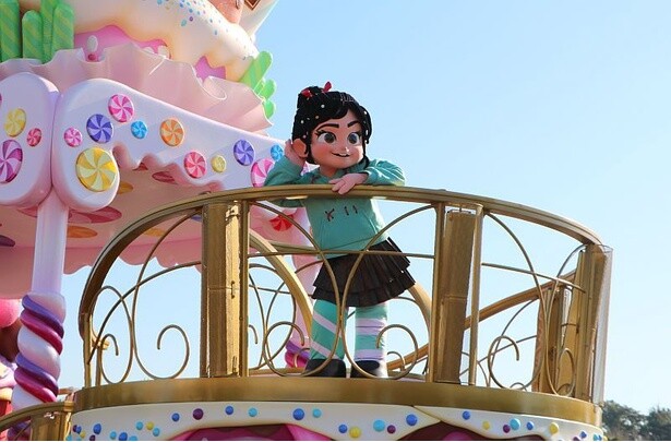 新パレード「イッツ・ア・スウィーツフルタイム！」の主役は、ディズニー映画「シュガー・ラッシュ」のヴァネロペ