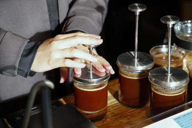 ほとんどのコーヒーは試飲を用意。フレンチプレスで抽出