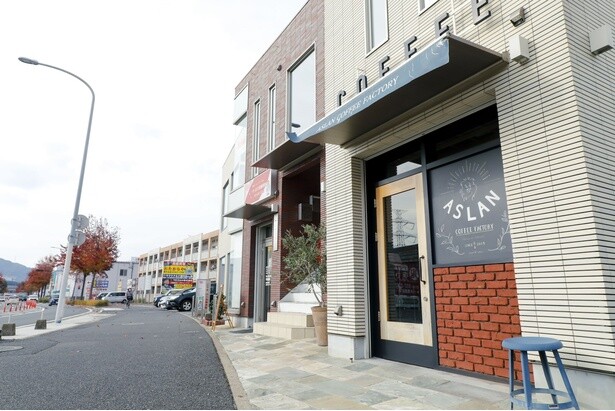 豆売りをメインに、店内にカウンターもあるのでカフェのように利用するのもOK