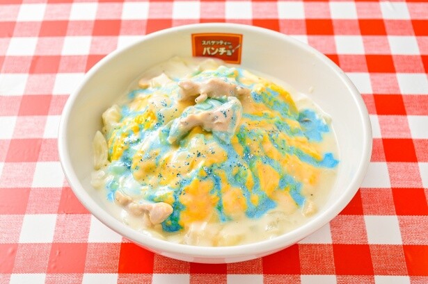 今回のコラボでは、パンチョの人気メニュー「オムナポ」が初めてホワイトシチューソースで食べられる