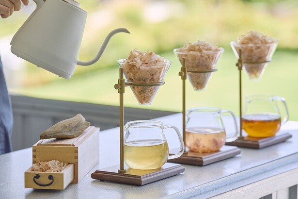 ティーの代わりに提供される、だしソムリエがハンドドリップして丁寧に淹れられる飲む「だし」