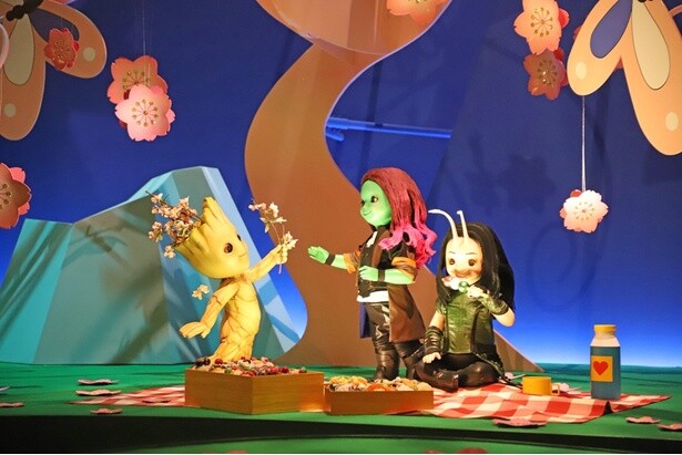 3人で花見を楽しむ「ガーディアンズ・オブ・ギャラクシー」のグルートとガモーラ、マンティス