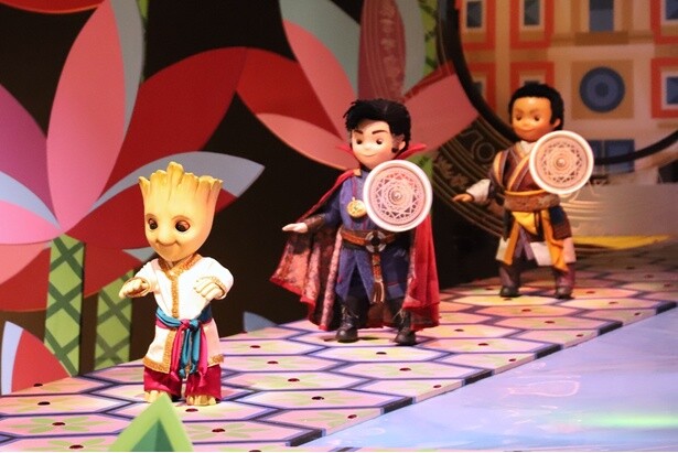 「ドクター・ストレンジ」のキャラクターたちとダンスをするグルート。キュートな動きに注目を！