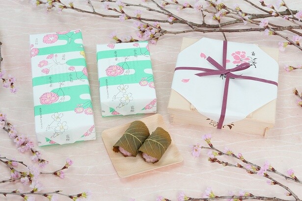 4月「さくら餅」。春の気ただようほのかな桜色。ほのかな桜色に染めたもち米で、こし餡を包んでいる