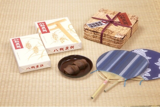 8月「八朔粟(あわ)餅」。豊穣の祈り 八朔参宮の風習を味わう。粒を残して作った粟(あわ)餅に、昔ながらの黒糖味の餡をのせている