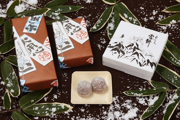 12月「雪餅」。大雪の雪化粧。もろこし粉入りの餅生地でこし餡を包み、もち粉をまぶした、うっすらと雪化粧した大地に見立てたお餅