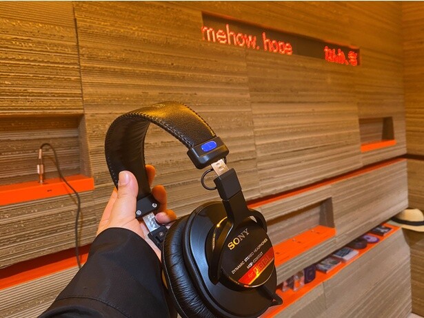 ヘッドホンを片手に、発掘するように音楽を探してみよう！