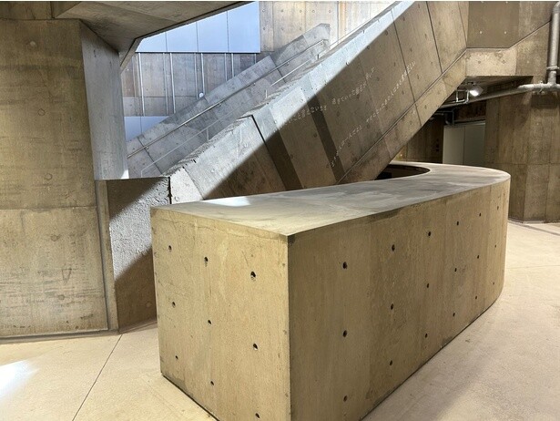 打ちっぱなしのコンクリートながらも、園内には工夫されたデザインの建築物も多い