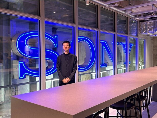 ソニー企業株式会社 代表取締役社長で、「Ginza Sony Park Project」のリーダーも務める永野大輔さん。背景の“SONY”のランプは以前のビルのものだ