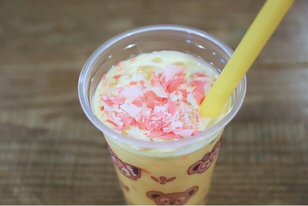 削りチョコレートのトッピングで華やかに仕上げた「クッキー・アンのアップル・パンプキンミルク」(700円)
