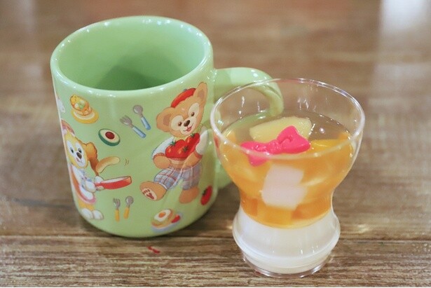 「バニラムース＆レモンゼリー、スーベニアカップ付き」(1300円)。スーベニアカップには、パンケーキを焼くクッキー・アンなどをデザイン