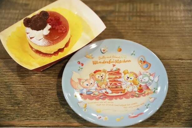 「ストロベリー＆ホイップサンド、スーベニアプレート付き」(1300円)。豪華なパンケーキタワーを前に、笑顔の4人が描かれたスーベニアプレートも見逃せない！