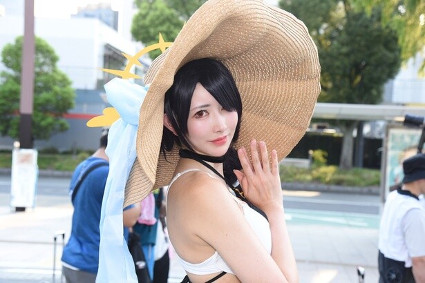 【写真】メリハリボディを活かし、「ブルアカ」若葉ヒナタのコスプレを披露するおもちちゃんさん