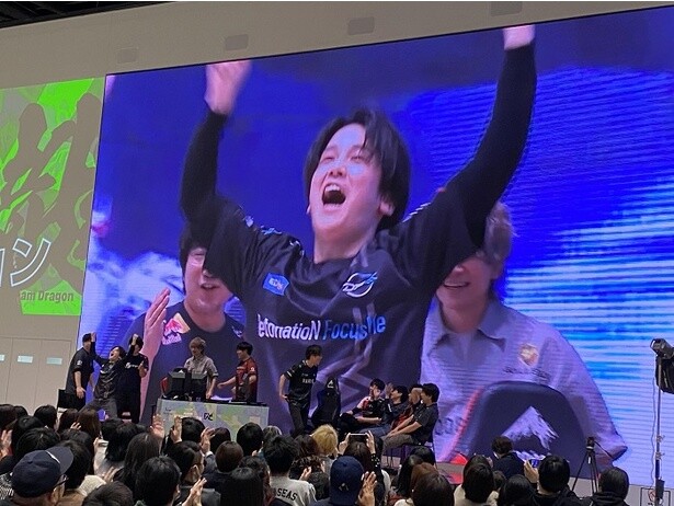 マゴ選手との最終戦に勝利し、喜びを爆発させる竹内ジョン選手