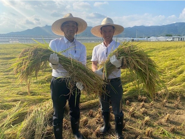 【画像】泉大津市の農業連携は、生産地の農業振興にもつながっている(高知県香南市にて、左／濱田香南市長、右／南出市長)