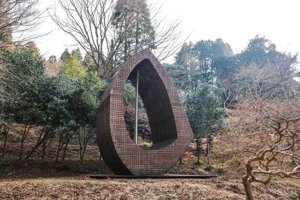 高さ10メートルの野外彫刻 岩間賢「ほとり」