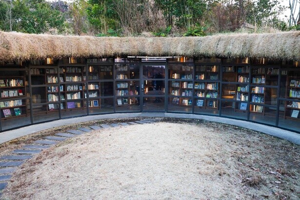 木や草木が生い茂るなか、ひっそりと佇む「地中図書館」