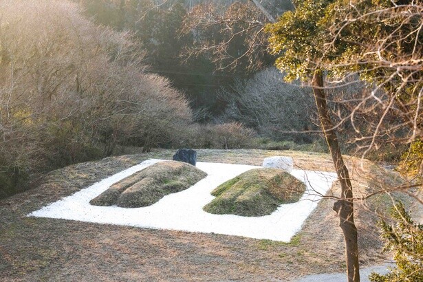 島袋道浩＜ツチオとツチコ：55年後のBED PEACE＞2024年