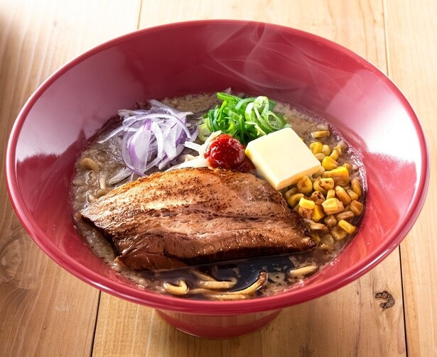 なめらかなとんこつスープに数種類の味噌を合わせた、濃厚でコク深い味わい