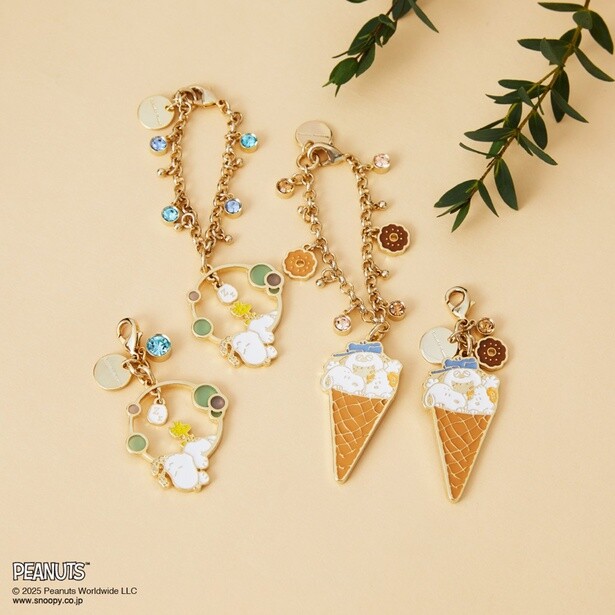 「バッグチャーム」(6050円) と、「ファスナーチャーム」(4400円) 