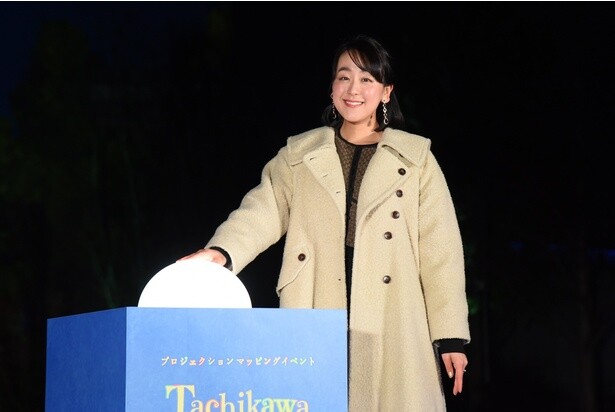 プロジェクションマッピングの点灯スイッチを押す浅田真央さん
