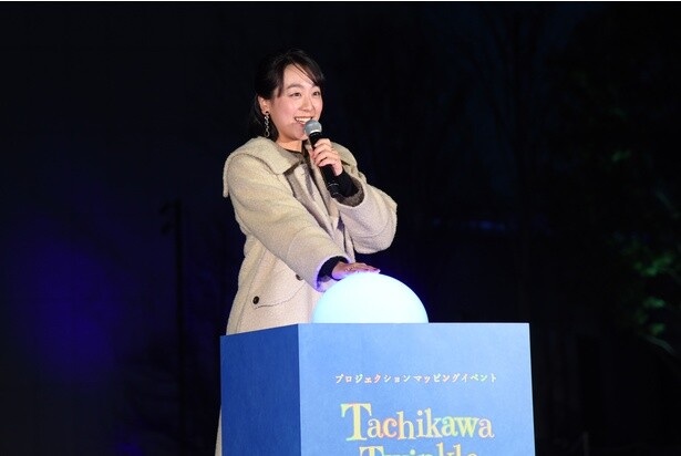 プロジェクションマッピングの点灯スイッチを押す浅田真央さん