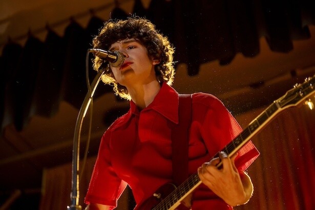 【写真】作詞・作曲の才能にあふれ、音楽に情熱を注いだ10代のころのドニー(ノア・ジュプ)