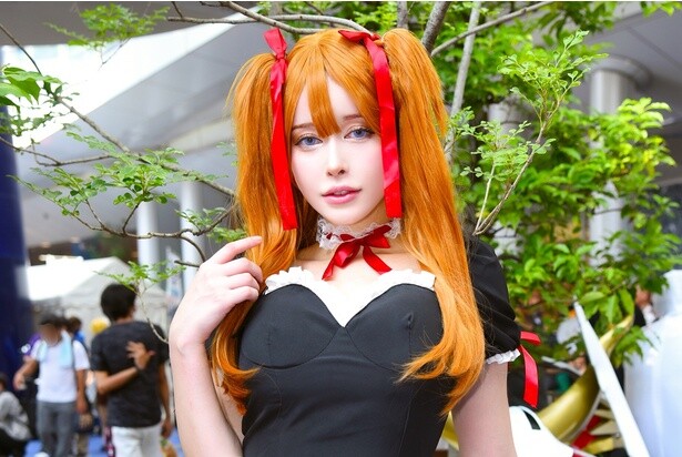 【写真を見る】「新世紀エヴァンゲリオン」惣流・アスカ・ラングレーのコスプレを披露するキャシーさん